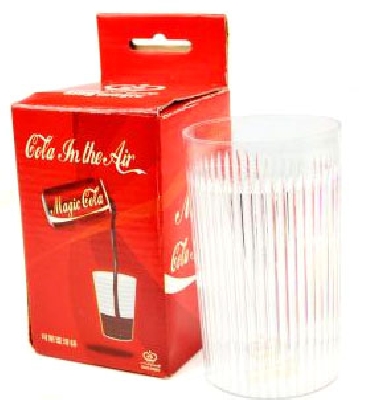 Coca Cola sospesa in aria con bicchiere e gimmick